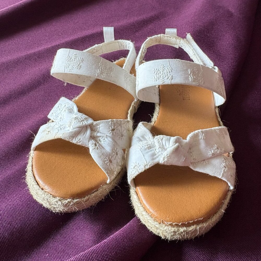 OshKosh B’gosh Toddler Sandals Size 9 White Bow Strap Sandals